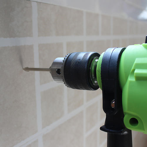 墙上打孔瓷砖打烂怎么办图片(墙上打孔瓷砖打烂怎么办图片视频)